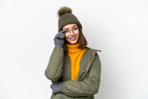 身穿冬季夹克的乌克兰年轻女子 背景为白色 戴着眼镜 快乐极了 — 图库照片