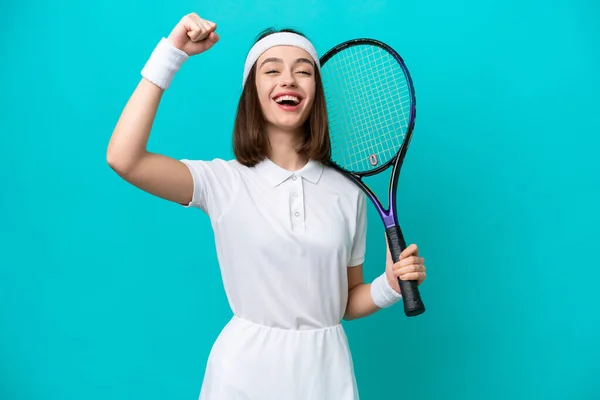 Νεαρή Ουκρανή Γυναίκα Απομονωμένη Μπλε Φόντο Παίζοντας Τένις Και Γιορτάζοντας — Φωτογραφία Αρχείου