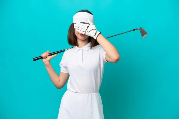 年轻的乌克兰高尔夫球手女子被隔离在蓝色背景下 用手蒙住眼睛 不想看到的东西 — 图库照片