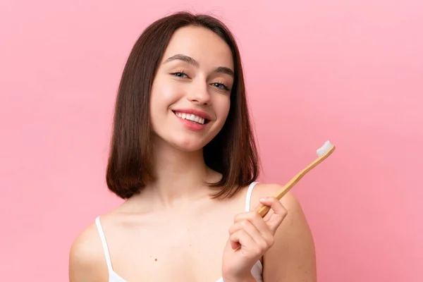 Jonge Oekraïense Vrouw Geïsoleerd Roze Achtergrond Met Een Tandenborstel — Stockfoto