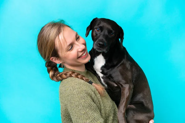 Köpeğiyle izole edilmiş geçmişi olan beyaz bir kadın.