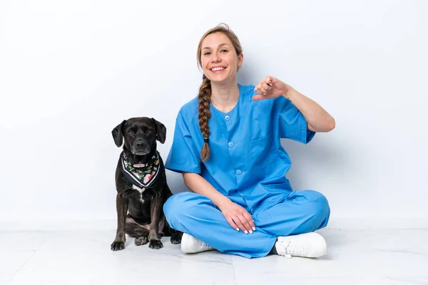 Young Veterinarian Woman Dog Sitting Floor Isolated White Background Proud — 스톡 사진