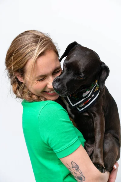 Köpeğiyle izole edilmiş geçmişi olan beyaz bir kadın.