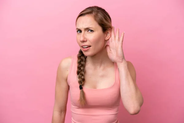 Νεαρή Καυκάσια Γυναίκα Απομονωμένη Ροζ Φόντο Ακούγοντας Κάτι Βάζοντας Χέρι — Φωτογραφία Αρχείου