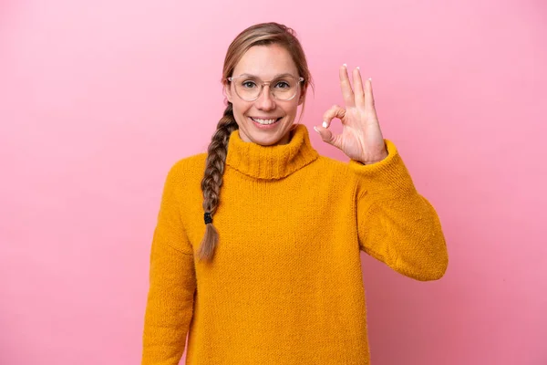 Молода Біла Жінка Ізольована Рожевому Тлі Показуючи Знак Пальцями — стокове фото