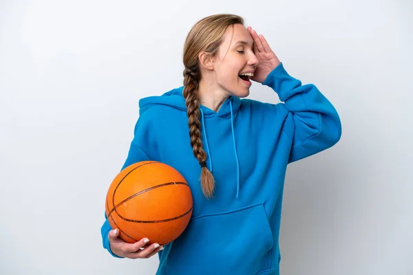 Jonge Kaukasische Vrouw Spelen Basketbal Geïsoleerd Witte Achtergrond Glimlachen Veel — Stockfoto