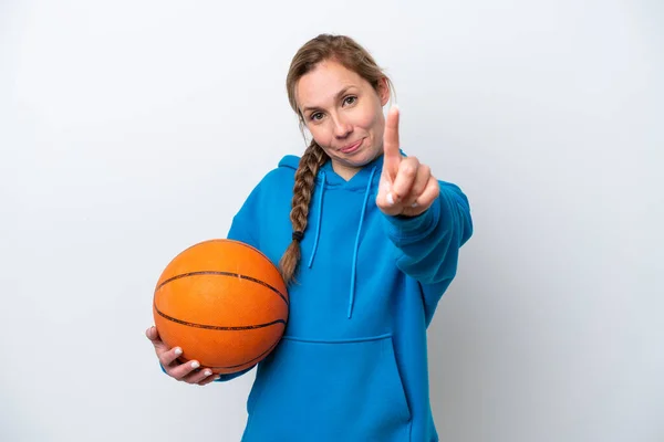 Молодая Белая Женщина Играет Баскетбол Белом Фоне Показывая Показывая Пальцем — стоковое фото