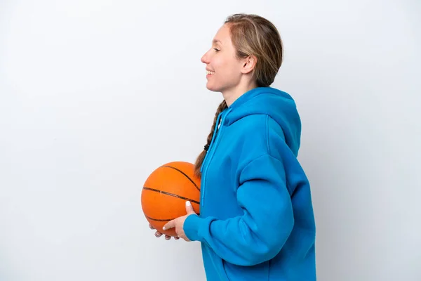 若いですCaucasian女性遊びバスケットボール孤立した上に白い背景笑いで横位置 — ストック写真