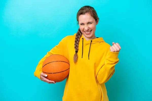 Joven Mujer Caucásica Aislada Sobre Fondo Azul Jugando Baloncesto — Foto de Stock