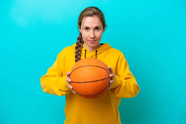 Jovem Mulher Caucasiana Isolada Fundo Azul Jogando Basquete — Fotografia de Stock