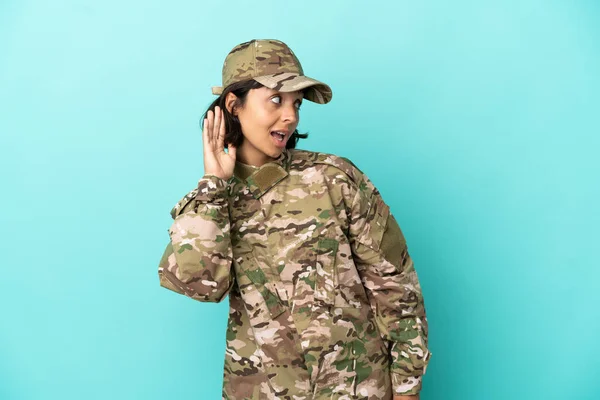 Військова Змішана Раса Жінка Ізольована Синьому Фоні Слухаючи Щось Поклавши — стокове фото