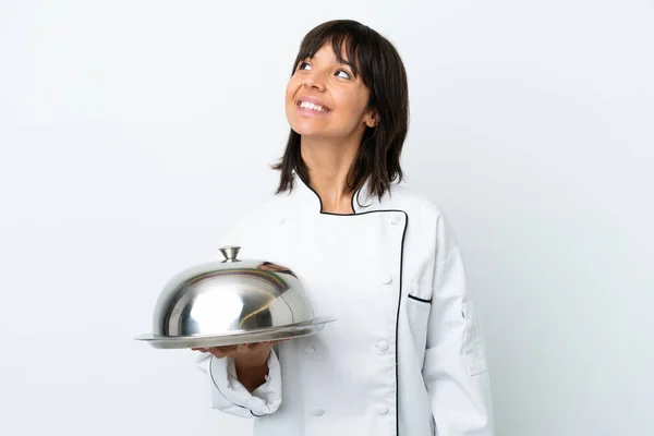 Junger Koch Mit Tablett Isoliert Auf Weißem Hintergrund Denkt Eine — Stockfoto