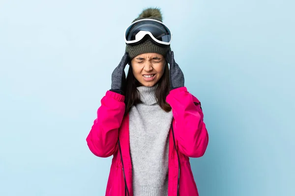 Snowboard Gözlüklü Karışık Kayakçı Kız Izole Edilmiş Mavi Arka Plan — Stok fotoğraf