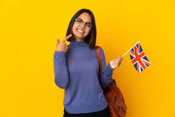 Young Latin Woman Holding United Kingdom Flag Isolated Yellow Background — ストック写真