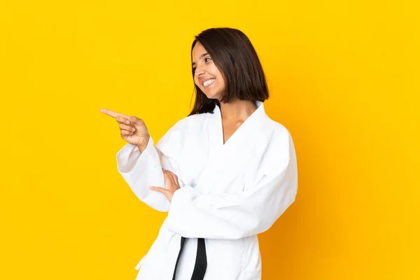 Junge Frau Macht Karate Isoliert Auf Gelbem Hintergrund Und Zeigt — Stockfoto