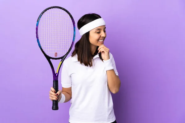 Tecrit Edilmiş Arka Planda Genç Bayan Tenisçi Yan Tarafa Bakıyor — Stok fotoğraf