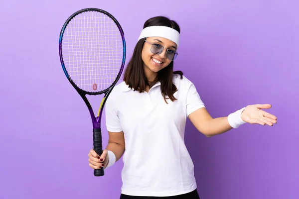 Tecrit Edilmiş Arka Planda Genç Bayan Tenisçi Sunar Davet Eder — Stok fotoğraf