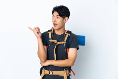 Dağcı Çinli adam beyaz arka planda izole edilmiş bir şekilde parmağını kaldırarak çözümü anlamaya çalışıyor.