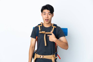 Dağcı Çinli adam beyaz arka planda izole edilmiş ve yüzünde sürpriz bir ifade var.