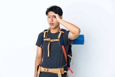 Dağcı Çinli adam, beyaz arka planda izole edilmiş. Yan tarafa bakarken sürpriz jest yapıyor.