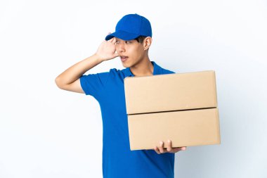 Çinli adam beyaz arka planda izole edilmiş bir şekilde bir şey dinlerken elini kulağına koyuyor.