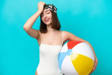 Mavi arka planda plaj topu tutan genç Ukraynalı kadın bir şeyin farkına vardı ve çözüme niyetlendi.