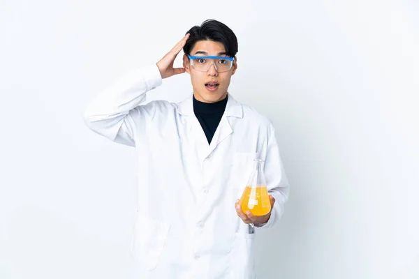 Joven Científico Chino Aislado Sobre Fondo Blanco Con Expresión Sorpresa — Foto de Stock