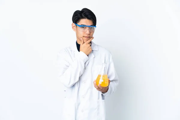 Hombre Científico Chino Joven Aislado Pensamiento Fondo Blanco — Foto de Stock