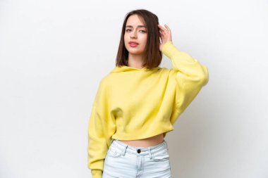 Beyaz arka planda izole edilmiş genç Ukraynalı kadının şüpheleri var.