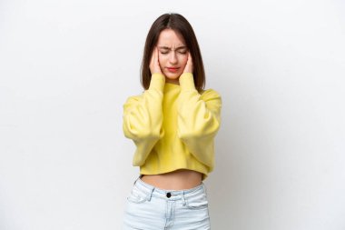 Genç Ukraynalı kadın beyaz arka planda baş ağrısı ile izole edilmiş.