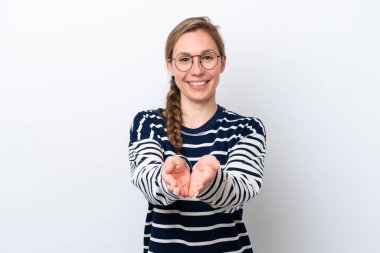 Beyaz arka planda izole edilmiş genç beyaz kadın bir ilan vermek için avucunun içinde hayali bir fotokopi makinesi tutuyor.