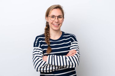 Beyaz arka planda izole edilmiş genç beyaz kadın kollarını ön cephede çapraz tutuyor.