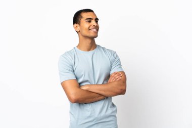 Afro-Amerikalı erkek soyutlanmış beyaz arka plan mutlu ve gülümsüyor