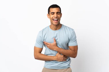 İzole edilmiş beyaz arka planı olan Afro-Amerikalı adam çok gülümsüyor.