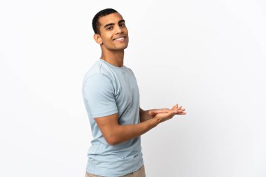 İzole edilmiş beyaz arka planı alkışlayan Afrikalı Amerikalı adam.