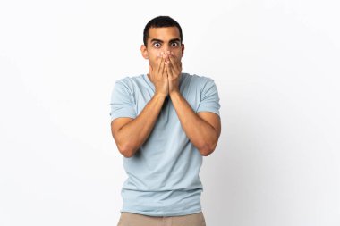 İzole edilmiş beyaz arka planda ağzı elleriyle kapatan Afrikalı Amerikalı bir adam.