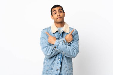 İzole edilmiş beyaz arka planı olan Afro-Amerikalı bir adam...