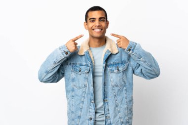 İzole edilmiş beyaz arka planda Afro-Amerikalı bir adam baş parmak işareti yapıyor.