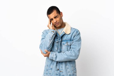 Afro-Amerikalı bir adam, izole edilmiş beyaz arka plan ve baş ağrısı.