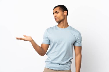 İzole edilmiş beyaz arkaplan üzerinde Afrikalı Amerikalı bir adam kopyalama alanını şüpheyle tutuyor