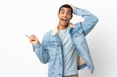 İzole edilmiş beyaz arka plan üzerinde afro-amerikan bir adam şaşırdı ve işaret etti.