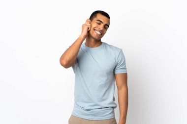 Afrika kökenli Amerikalı bir adam izole edilmiş beyaz arka plan gülüyor