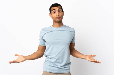 İzole edilmiş beyaz arka planı olan Afrikalı Amerikalı bir adam.