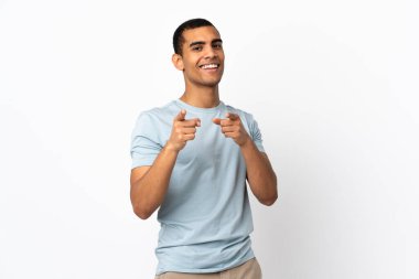 İzole edilmiş beyaz arka plan üzerinde afro-amerikan adam şaşırmış ve ön tarafı işaret ediyor