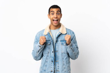 Afro-Amerikalı adam beyaz arka planda galibiyeti kutluyor.