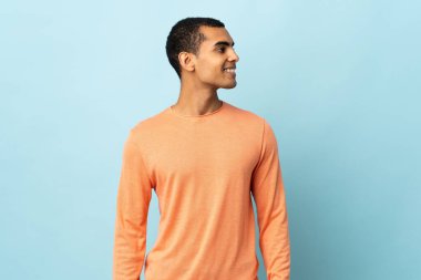 Tecrit edilmiş arka planda yaşayan Afro-Amerikalı bir adam.