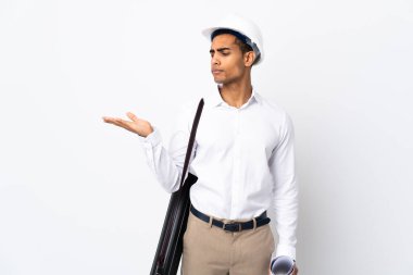 Miğferli Afrikalı Amerikalı mimar ve izole edilmiş beyaz arkaplan üzerinde planlar tutuyor.