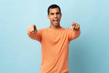 Afrika kökenli Amerikalı bir adam şaşırmış ve ön tarafı işaret ediyor.