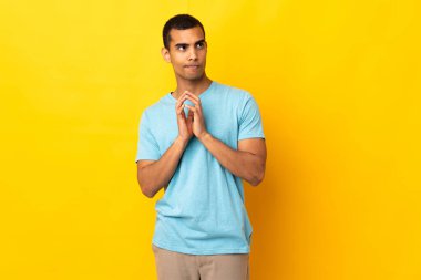 Afrikalı Amerikalı bir adam izole edilmiş bir arka plan entrikası.