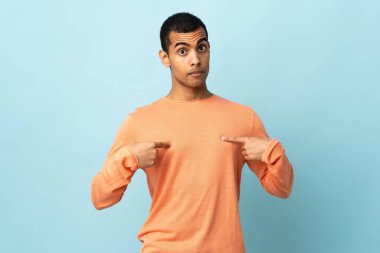 Tecrit edilmiş bir geçmişi olan Afrikalı Amerikalı bir adam kendini işaret ediyor.